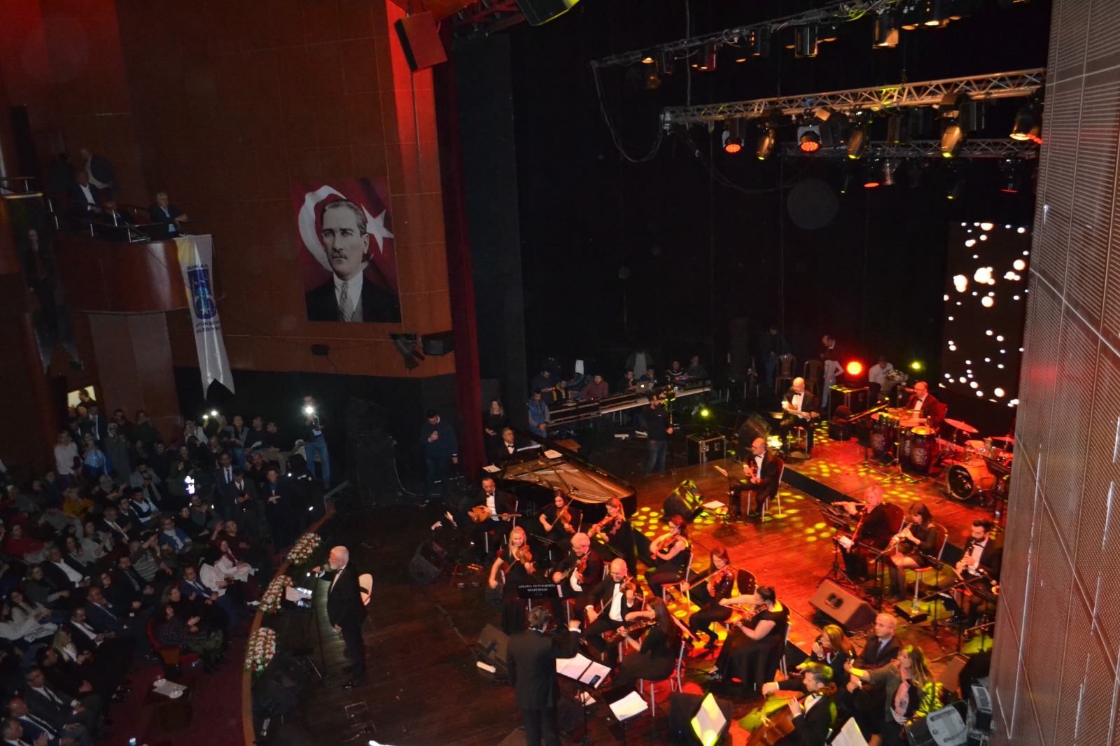 Usta sanatçı Onur Akın, “Romantik Şarkılar” konserinde Başkentlilerle buluştu.