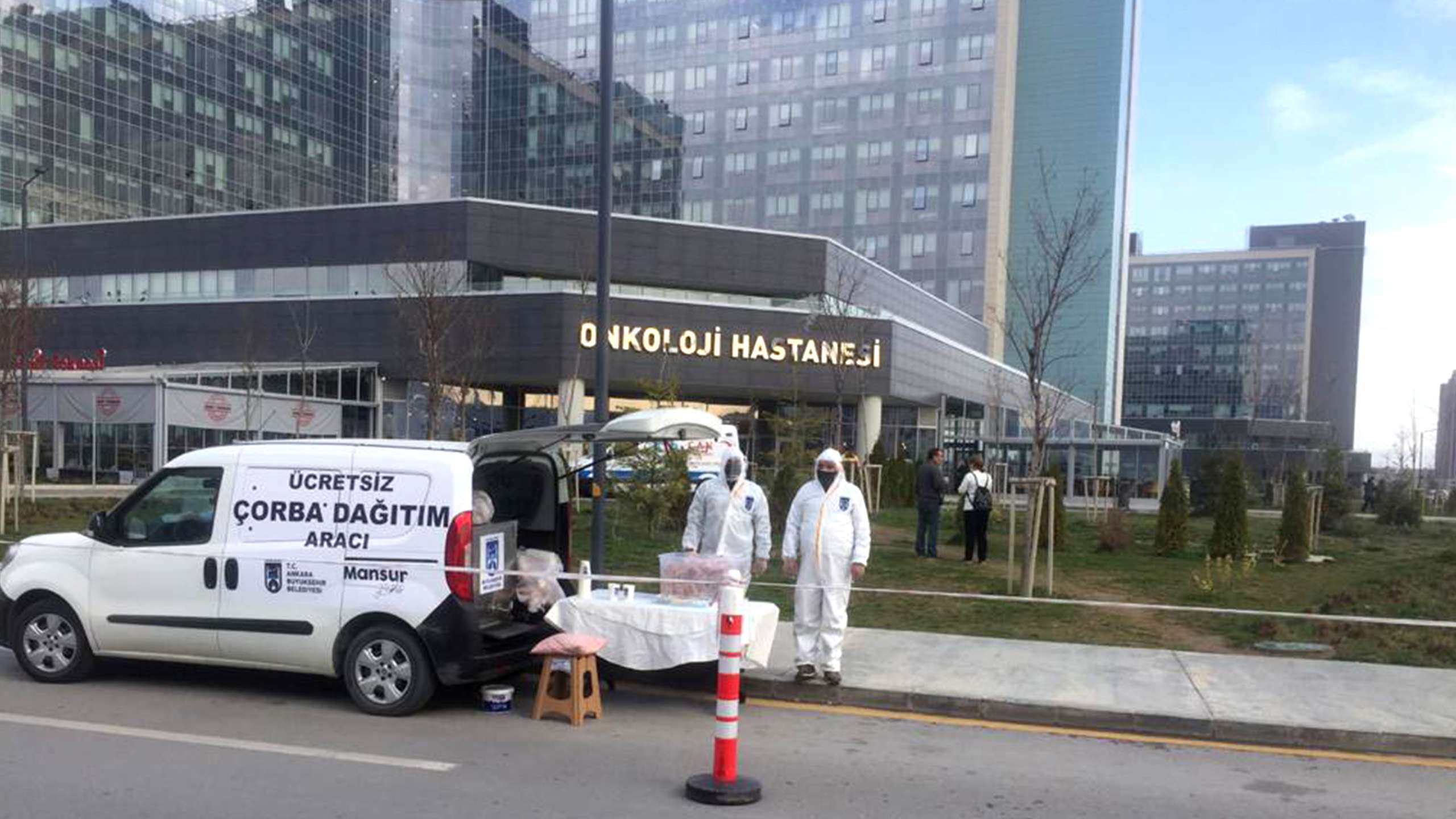 Ankara Büyükşehir Belediye Başkanımız Sn. Mansur YAVAŞ’ın talimatıyla, sağlık çalışanlarımız için Hacettepe, Zekai Tahir Burak ve Şehir Hastanesinde sıcak çorba dağıtımına başlandı. #6MilyonTekYürek